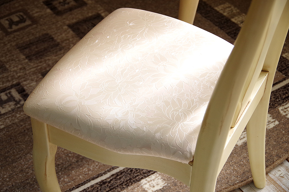 アンティークホワイト（アイボリー）の猫脚クラッシックテーブル,食椅子4点セット、汚れに強い,手入れ簡単レザー張り椅子で店舗,レストラン用椅子