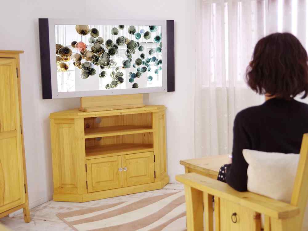 ソファや椅子から見やすい高さのパインテレビ台｜カントリーコーナーボード｜高さ73cm｜パインファクトリー