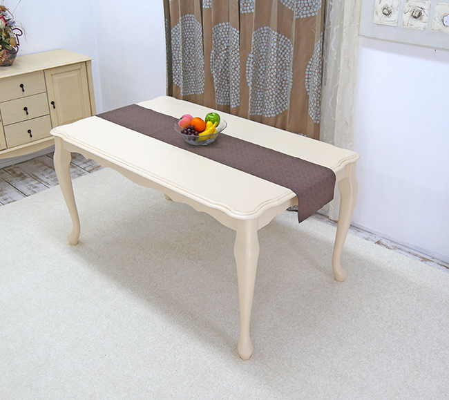 木製クラッシックテーブル