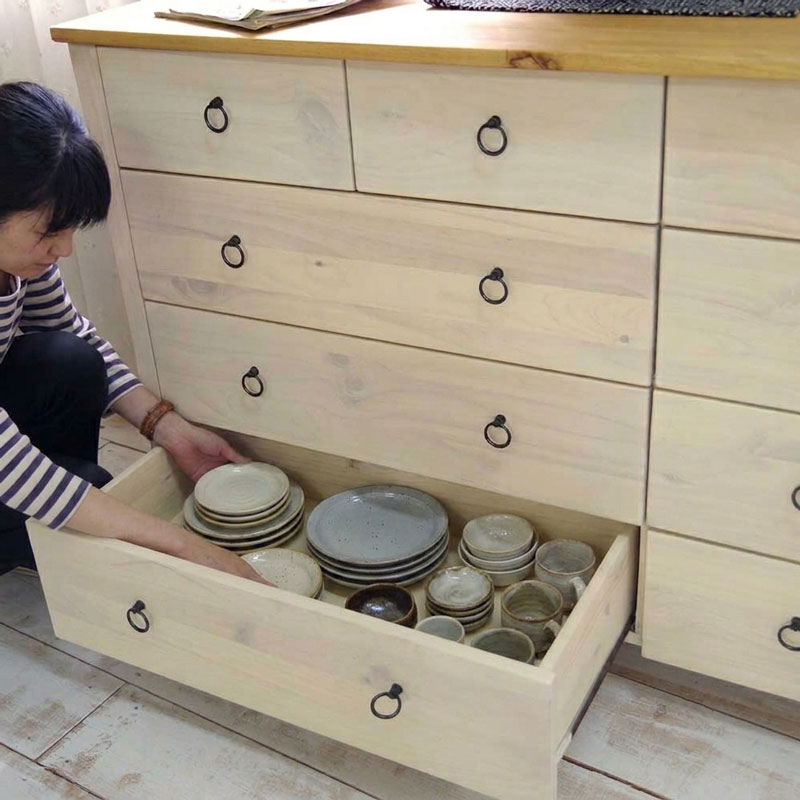 低い食器棚