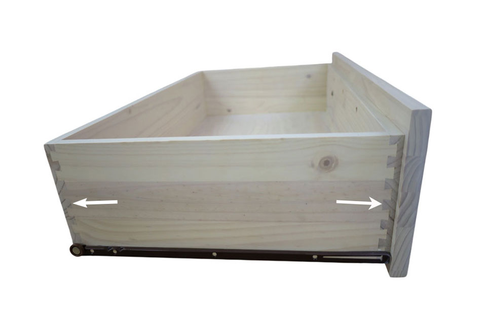 見えない引き出し内部も無垢横佩材