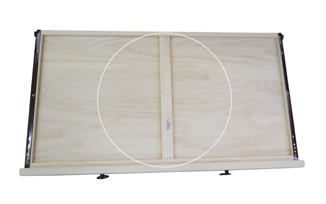 引き出し底面も本格的な純木製家具の造り