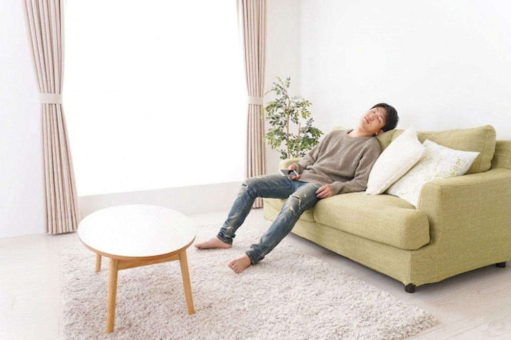 姿勢が悪くなるソファのイメージ