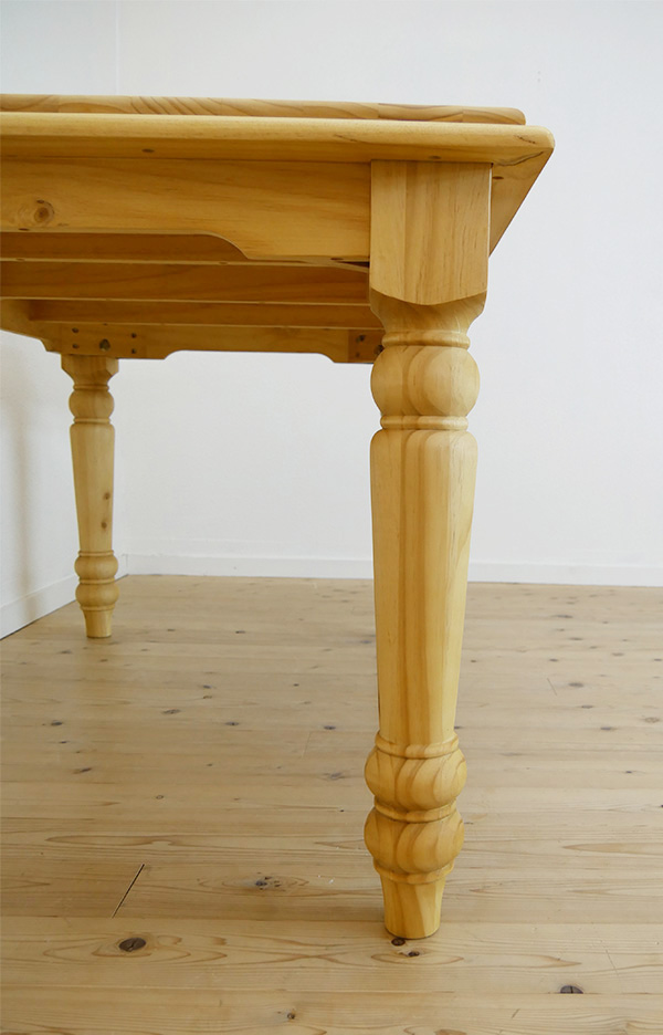 こだわりデザインの木製テーブル