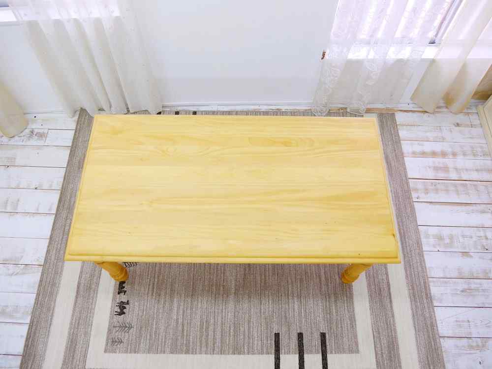 パイン無垢材でつくった自然素材のテーブル