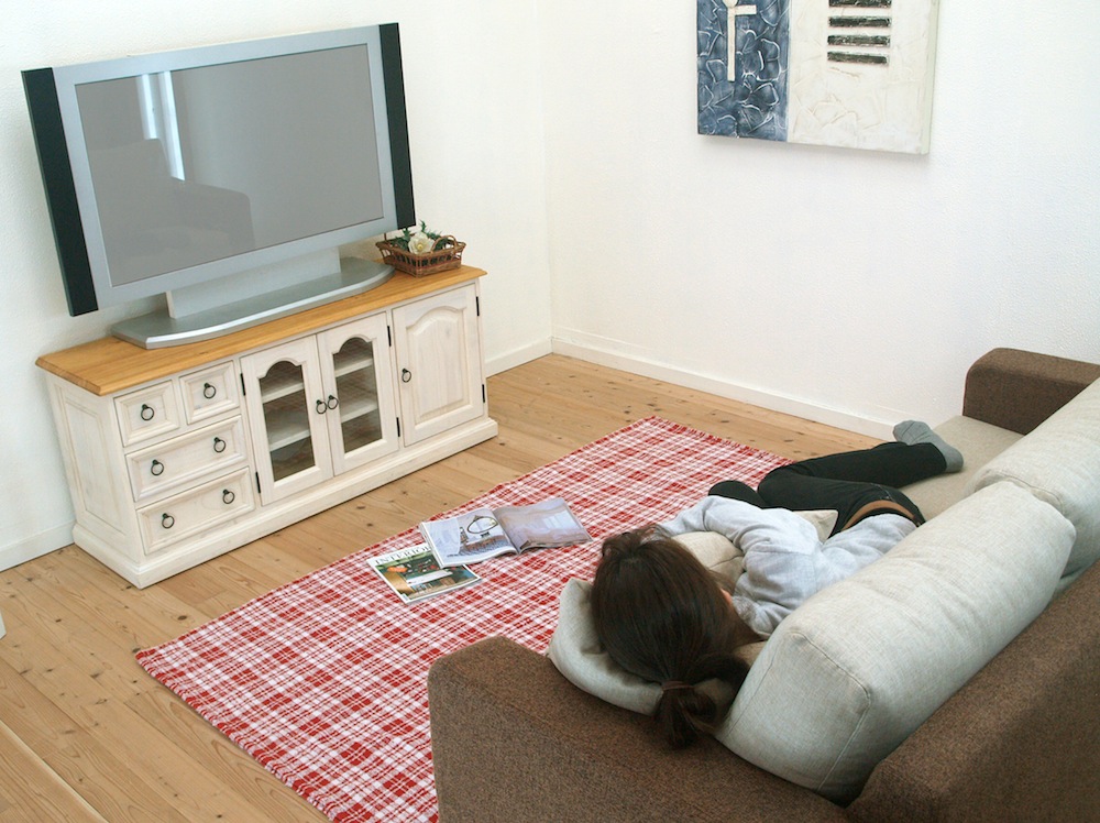 ソファや椅子で使えるフレンチカントリーテレビボード