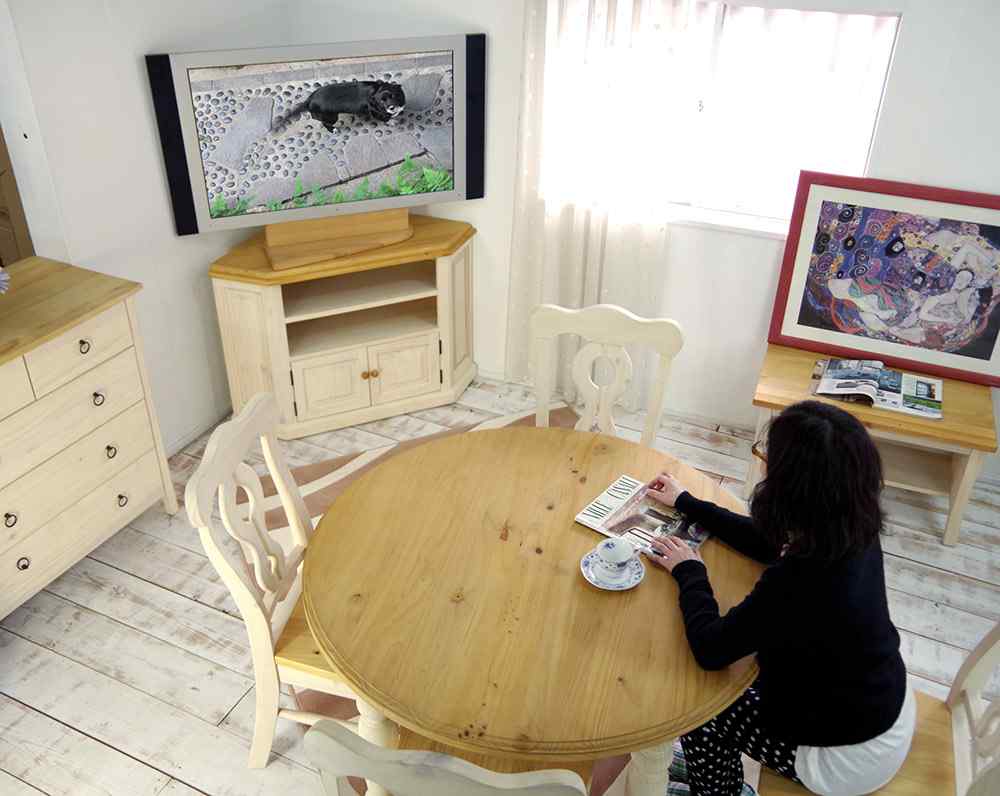 椅子に座ってちょうどいい高さのフレンチカントリーテレビ台
