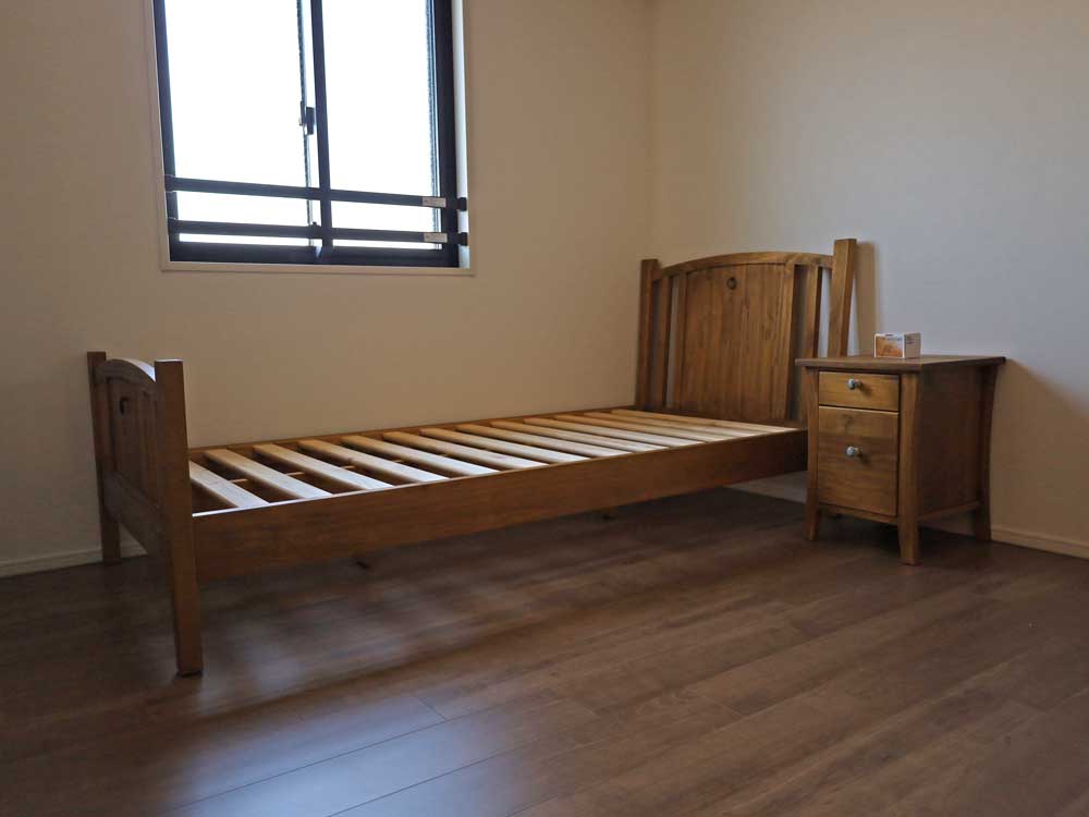 フレンチカントリーベッドサイドテーブル